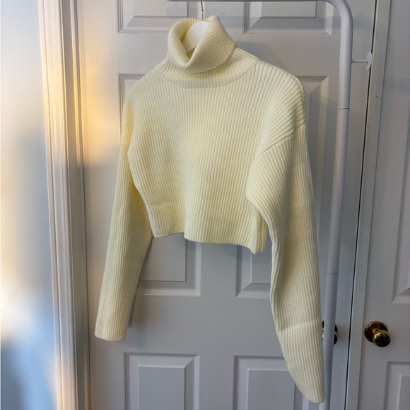 New Cream Ribbed Cropped Turtleneck Sweater Size Small - Picture 3 of 10